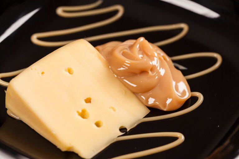 doce de leite mambo com queijo combinando em um prato gastronomico