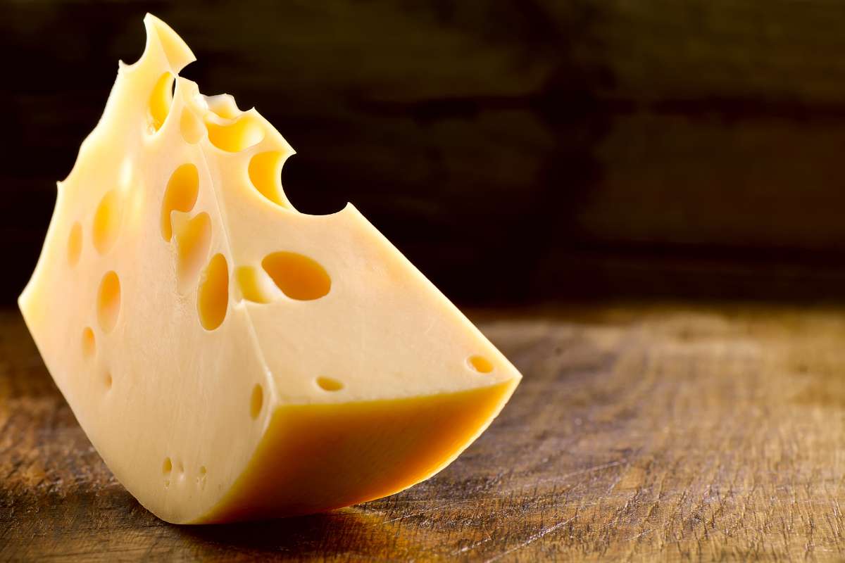 Pedaço que queijo Emmental suiço com denominação de origem protegida
